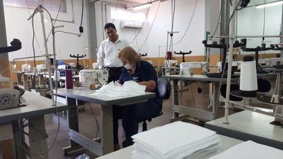 Instructores del SNPP continúan con la fabricación de tapabocas