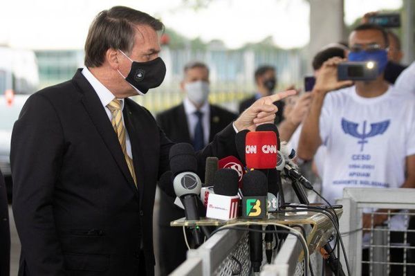 Brasil: Tras reiterados insultos y agresiones a trabajadores, los principales medios de prensa anunciaron que no cubrirán más a Bolsonaro en su residencia