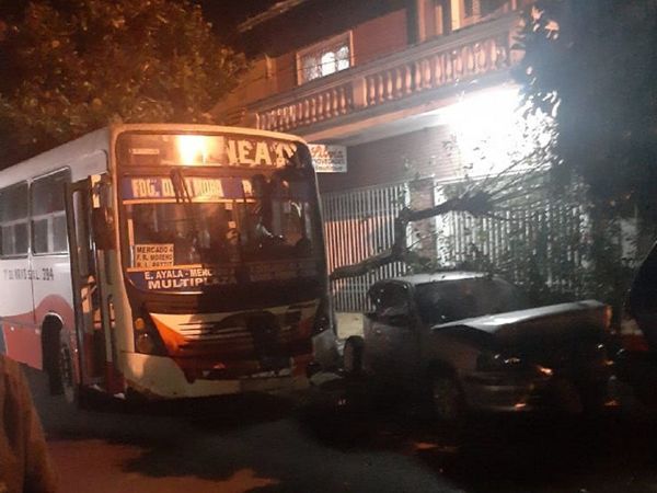 Pasajera sale despedida de colectivo tras cuádruple choque