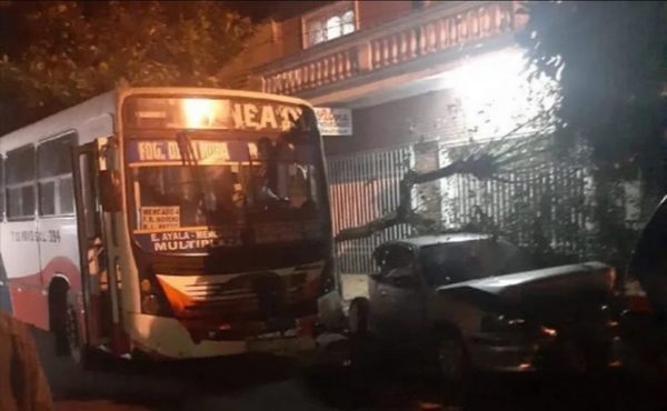 Colectivo protagoniza cuádruple choque y deja una herida | Noticias Paraguay