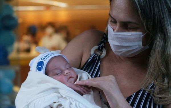 Enfermera que dio a luz conectada a un respirador se reúne con su bebé casi un mes después del parto
