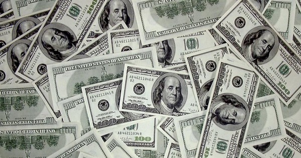 Dólar sigue al alza en el mercado local