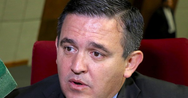 Petta apela a “hurreros” y “granjeros” para salvarse de censura en Diputados