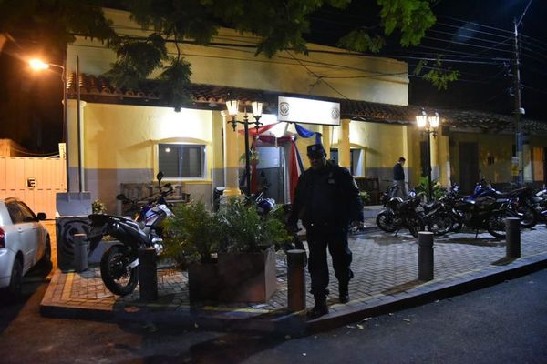 Detienen a dos hombres por perturbación a la paz pública y resistencia - Nacionales - ABC Color