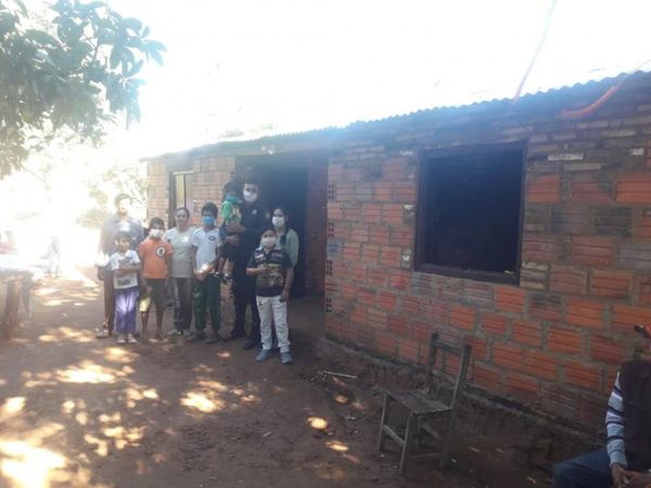 Policía construyó una casa para una humilde familia