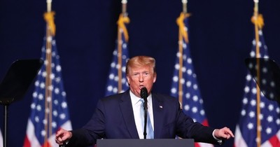 Trump amenaza con “cerrar” redes sociales tras cuestionamiento de sus tuits