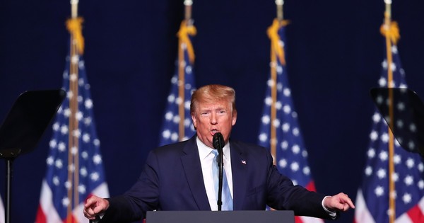 Trump amenaza con “cerrar” redes sociales tras cuestionamiento de sus tuits