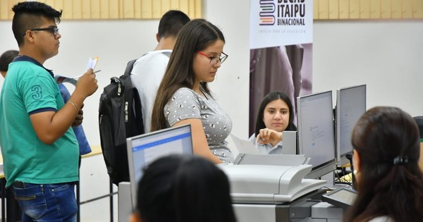Itaipú verifica informes académicos para firma de acuerdo con becarios