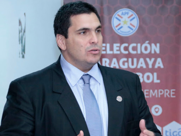 Robert Harrison se concentra en el encuentro con los presidentes de clubes