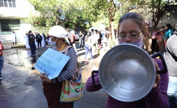 HOY / Cocineras de ollas populares protestan frente a la SEN y ministro trata de dar respuestas