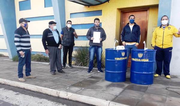 Hinchas donan tambores sanitarios y exigen reapertura de la Secretaría • Luque Noticias