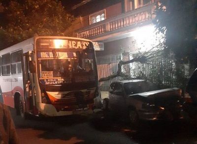 Colectivo causa cuádruple choque en Asunción