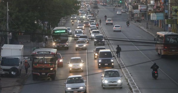 Denuncian que micros alzan más de 10 pasajeros parados al llegar a Calle Última