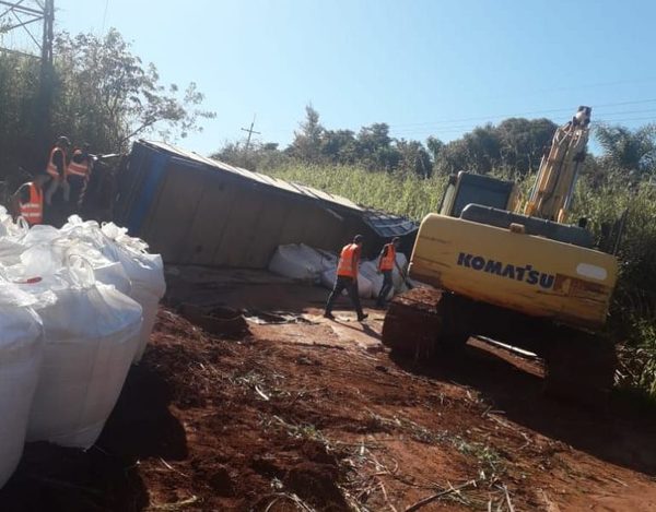 Vuelca camión cargado de fertilizantes