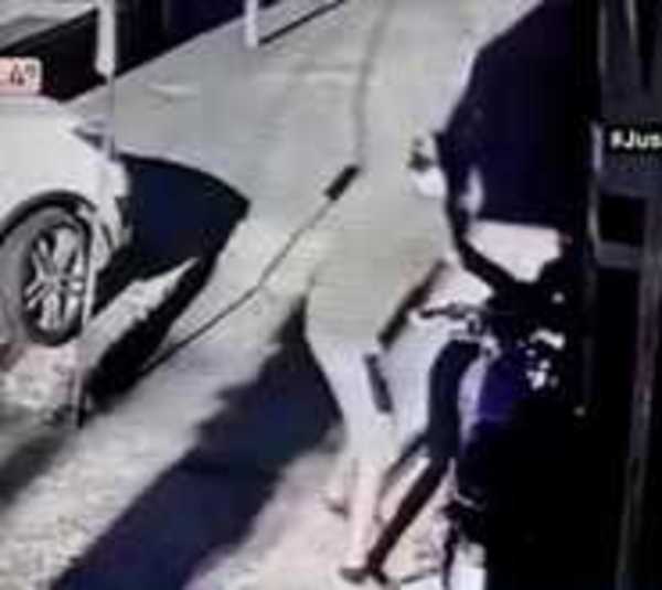 Vuelve con todo la delincuencia: Le roban la moto frente a su trabajo - Paraguay.com