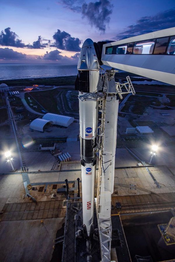 Space X tuvo que retrasar el lanzamiento de su primera misión tripulada al espacio
