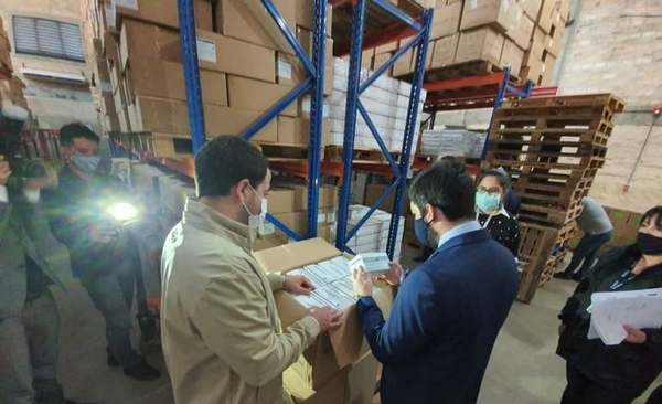 HOY / Fiscales allanan el Parque Sanitario de Salud y llevan muestras de insumos médicos