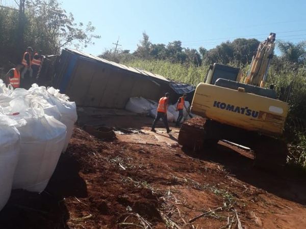 Aparatoso vuelco de camión con carga de 30.000 kilos de fertilizantes en Irala - ABC en el Este - ABC Color