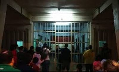 Presos se amotinan en Tacumbú y exigen la visita de sus familiares