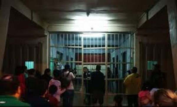 Presos se amotinan en Tacumbú y exigen la visita de sus familiares