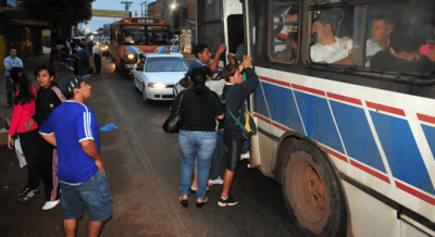 Transportistas recibirán G. 400 millones más al mes por bajar G. 100 el pasaje