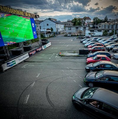 Habilitan autocine para alentar a su equipo
