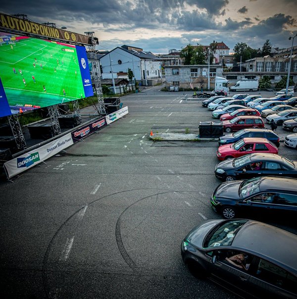 Habilitan autocine para alentar a su equipo