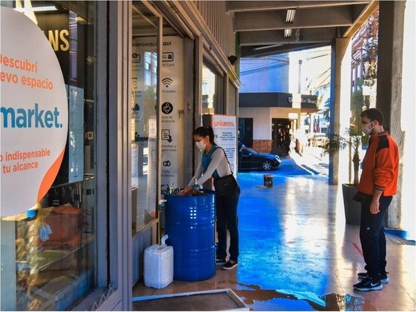 Clientes cumplen con protocolo en tiendas, pero apenas compran