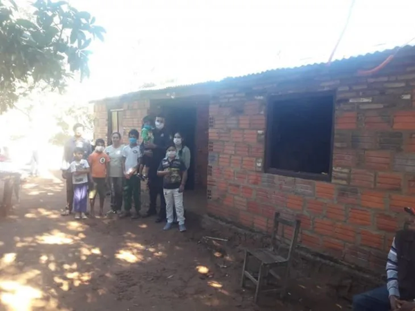 Policía construyó una casa para una humilde familia