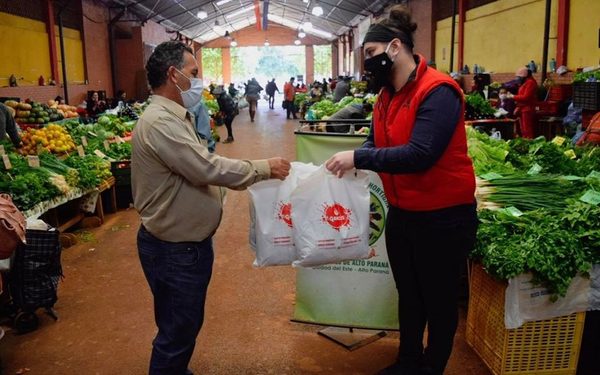 Feriantes reciben donación de tapabocas