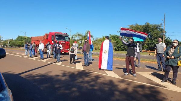 Movilización en rechazo a intención de endeudar Itaipú - ABC en el Este - ABC Color