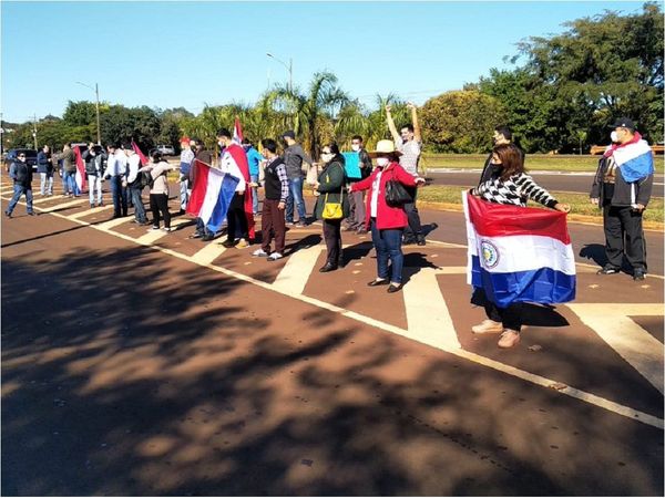 Ciudadanos se manifiestan contra la deuda de la Itaipú