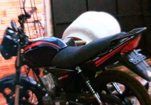 Roban motocicleta del patio de vivienda