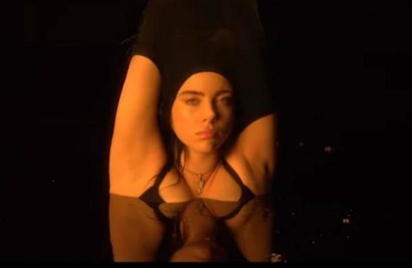 El potente video en el que Billie Eilish se desprende de su ropa XXL para combatir la humillación corporal - SNT