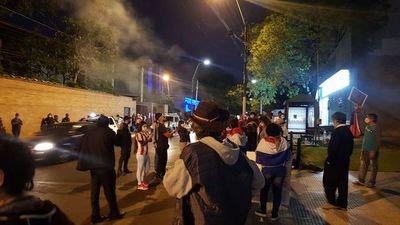 En Asunción y Hernandarias protestan contra  posible endeudamiento de Itaipú - Nacionales - ABC Color