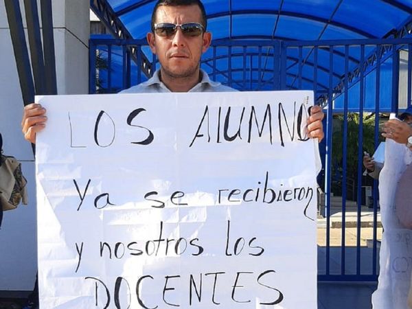 Docentes de universidad de Caaguazú exigen pago de salarios