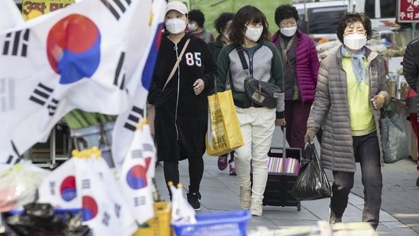 Un nuevo foco de contagios obliga a Seúl a volver a endurecer medidas de restricción sanitaria