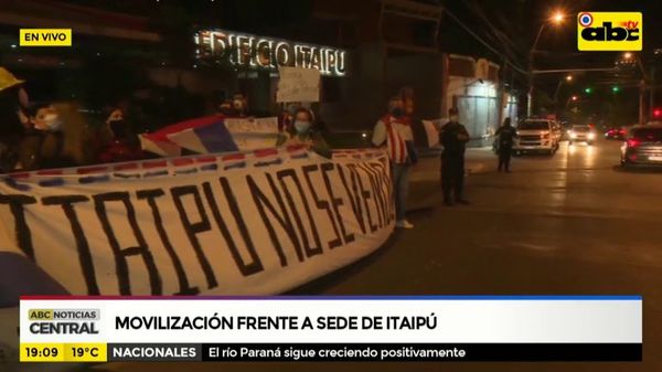 Ciudadanos se movilizan frente a edificio de Itaipú - ABC Noticias - ABC Color