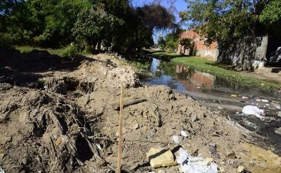 Escombros de obra estancan un cauce, denuncian vecinos - Locales - ABC Color
