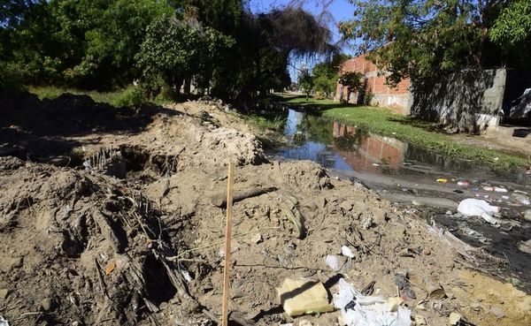 Escombros de obra estancan un cauce, denuncian vecinos - Locales - ABC Color