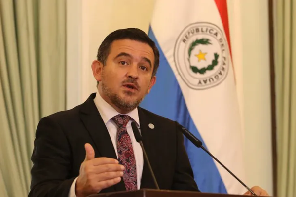 Petta ahora amenaza con denunciar a padres si desmatriculan alumnos