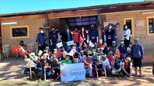 Niños indígenas asistidos por el Estado recibieron donaciones de Turquía