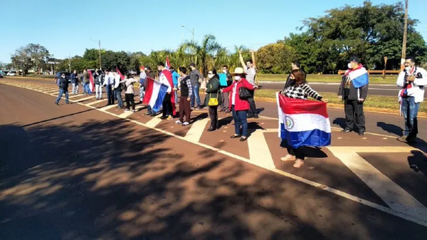 Ciudadanos se manifiestan contra la deuda de la Itaipú