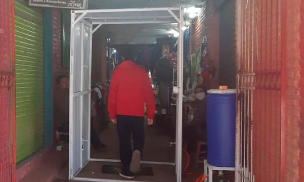 Túneles de desinfección “no recomendadas” por el MSPyBS son instaladas en el mercado municipal – Prensa 5