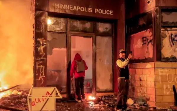 Furia en Minneapolis por la muerte de George Floyd: Manifestantes prendieron fuego a una estación de policía » Ñanduti