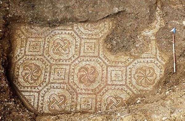 Sale a la luz un rico mosaico romano bajo unos viñedos en Italia