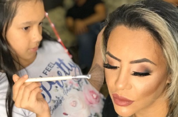 La hija de Laura Brizuela ya hace tutoriales de maquillaje