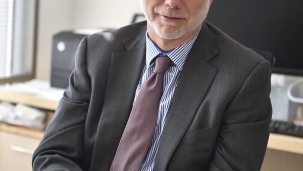 Martin Baron pronunció un discurso a los graduados de la Universidad de Harvard