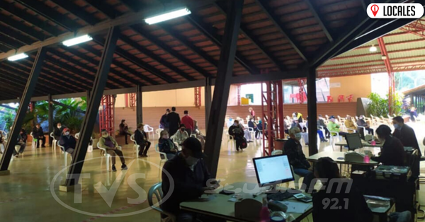 Adultos mayores cobran pensión en el CREE