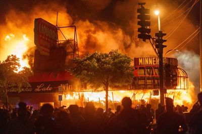 Incendios y disturbios en EEUU durante protestas por la muerte de un negro a manos de la policía - Mundo - ABC Color